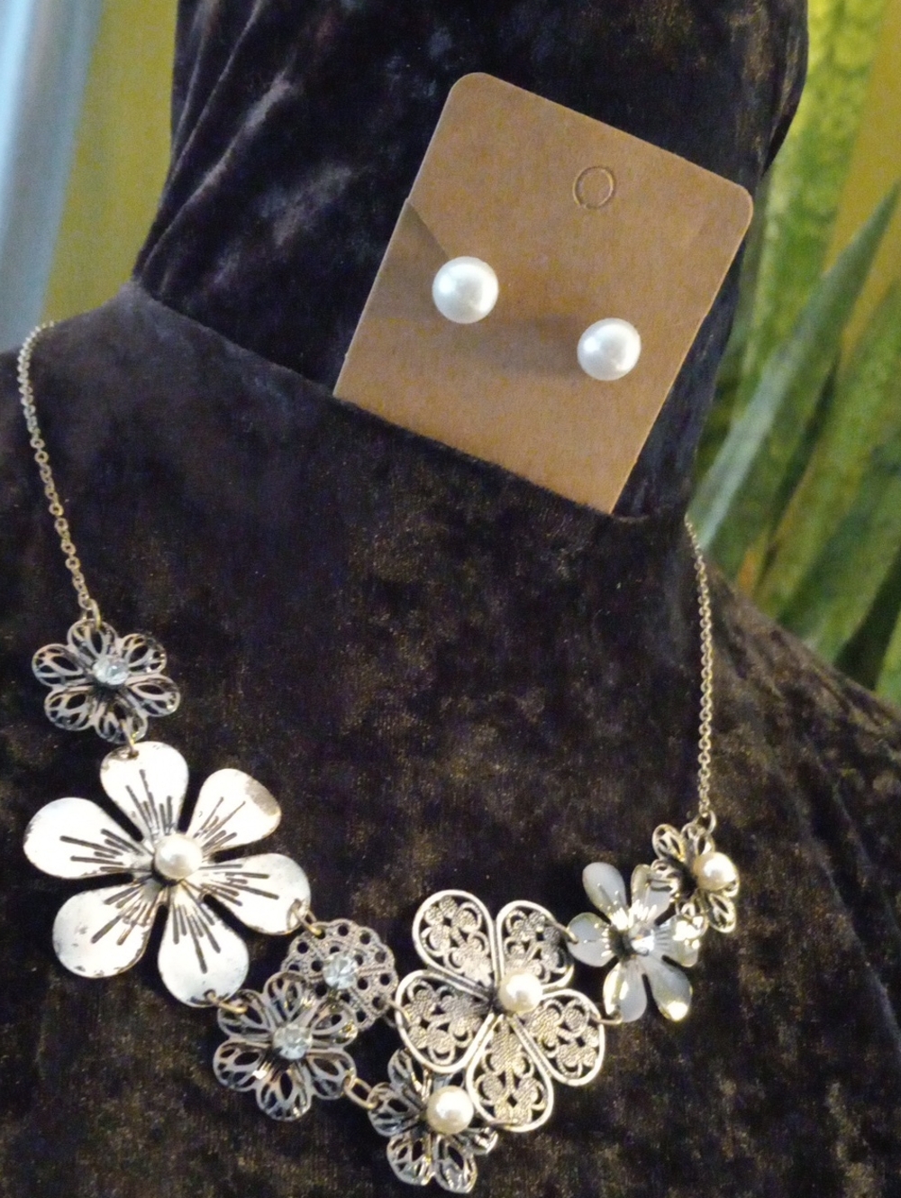 Vintage Silver Floral & Pearl Centers Necklace with White Pearl Studs